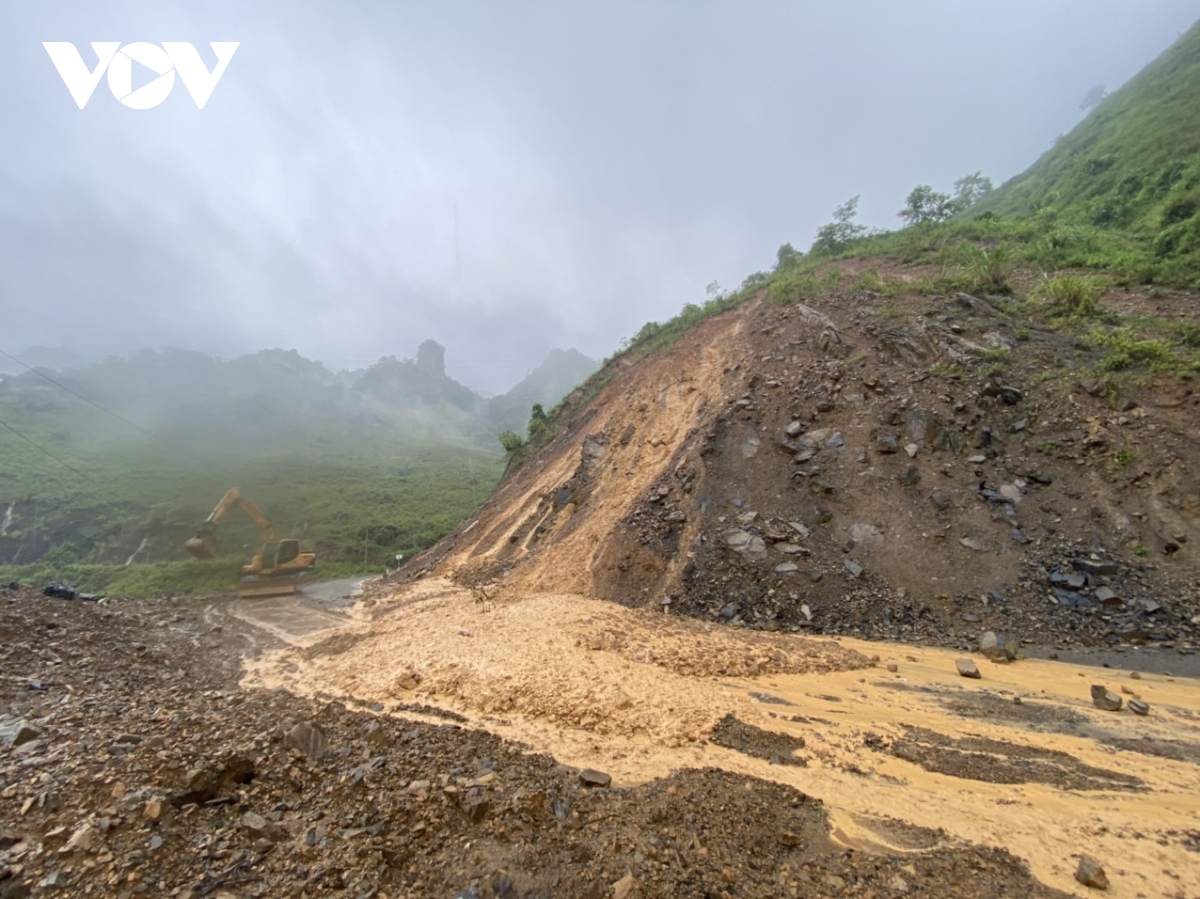 Mưa lớn gây sạt lở và ách tắc giao thông nhiều nơi ở Tây Bắc